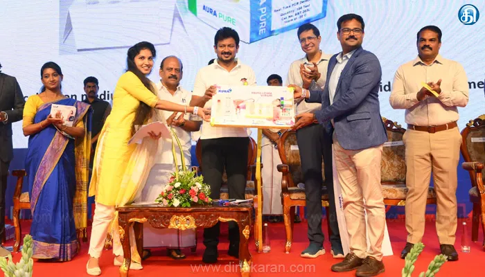 புத்தொழில் நிறுவனங்களின் தயாரிப்பு பொருட்களை அறிமுகப்படுத்தி, மாணவர்களுக்கு சான்றிதழ்களை வழங்கினார் துணை முதல்வர் உதயநிதி