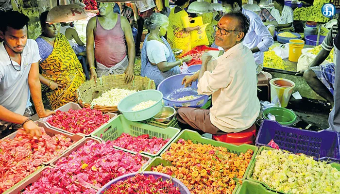 கோயம்பேடு மார்க்கெட்டில் பூக்கள் விலை குறைந்தது