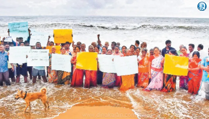 மாமல்லபுரம் அருகே நெம்மேலி குப்பத்தில் தூண்டில் வளைவு அமைக்க கோரி கடலில் இறங்கி மீனவர்கள் போராட்டம்