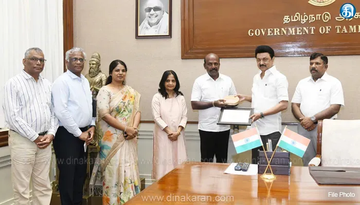 மக்களை தேடி மருத்துவம் திட்டத்திற்கு ஐக்கிய நாடுகள் அமைப்பு சார்பில் விருது: முதல்வர் மு.க.ஸ்டாலினிடம் அமைச்சர் காண்பித்து வாழ்த்து