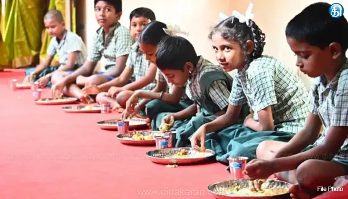 தொடக்கப்பள்ளியில் வழங்கப்படும் மதிய உணவு குறித்து ஆய்வு