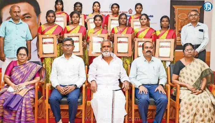 அர்ச்சகர், ஓதுவார் பயிற்சி பள்ளிகளில் பயிற்சி முடித்த11 பெண்கள் உள்பட 115 மாணவர்களுக்கு சான்றிதழ் வழங்கினார் அமைச்சர் சேகர்பாபு