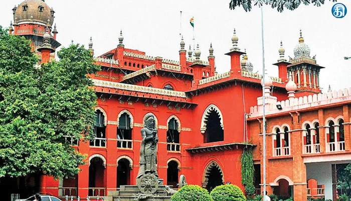 தெரு நாய்கள் கடித்ததால் காயமடைந்த குரங்கு குட்டியை ஆய்வு செய்ய டாக்டருக்கு அனுமதி: சென்னை ஐகோர்ட் உத்தரவு