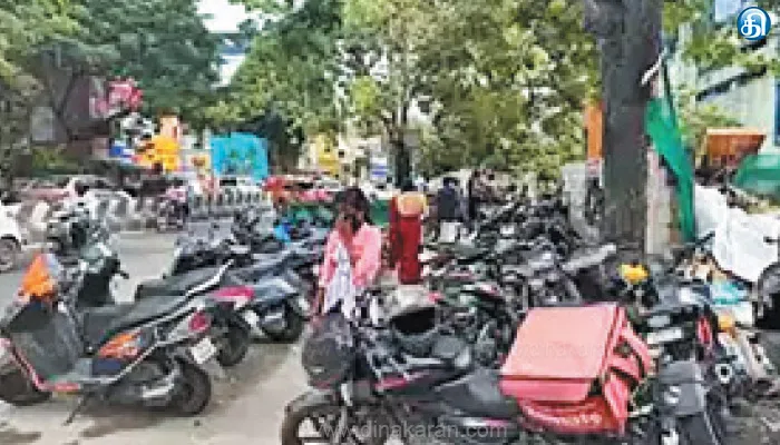 பிரபல மால் பார்க்கிங்கில் அதிக கட்டணம் வசூலித்ததால் பொதுமக்கள், போக்குவரத்திற்கு இடையூறாக நடைபாதையில் நிறுத்தப்படும் வாகனங்கள்: நடவடிக்கை எடுக்க கோரிக்கை