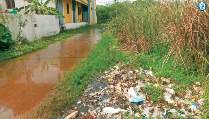 பெரியபாளையம் பகுதியில் சாலையில் தேங்கி நிற்கும் கழிவுநீர்: பொதுமக்கள் அவதி