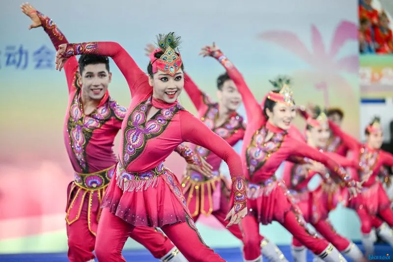 சீனாவில் இனக் குழுக்களுக்கான பாரம்பரிய விளையாட்டு போட்டியில் 7,000பேர் பங்கேற்று அசத்தல்..!!