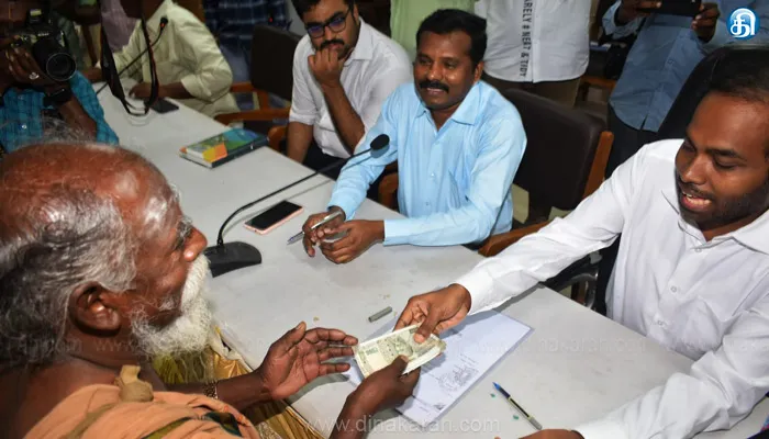 யாசகம் பெற்று சேமித்த ரூ. 10 ஆயிரத்தை கடலூர் கலெக்டரிடம் வழங்கிய முதியவர்