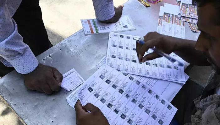 கடந்த வாரம் நடந்த முகாமில் 6.85 லட்சம் பேர் விண்ணப்பம்; வாக்காளர் பட்டியலில் பெயர் சேர்க்க, நீக்கம் செய்ய நாளை, நாளை மறுதினம் சிறப்பு முகாம்: தலைமை தேர்தல் அதிகாரி தகவல்