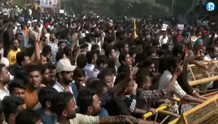 உ.பி. அரசுப் பணியாளர் தேர்வாணையத்துக்கு எதிராக போராட்டம்: ஷிஃப்ட் முறை தேர்வு அறிவிப்புக்கு மாணவர்கள் கடும் எதிர்ப்பு