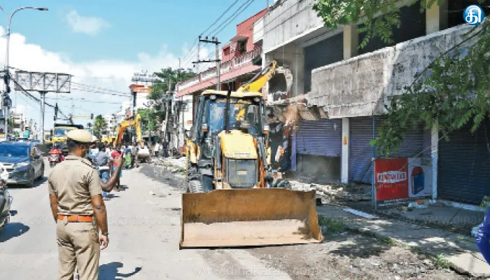 கிழக்கு கடற்கரை சாலை விரிவாக்க பணிக்காக ஆக்கிரமிப்பு கட்டிடங்கள் அகற்றம்: நெடுஞ்சாலைத்துறை நடவடிக்கை
