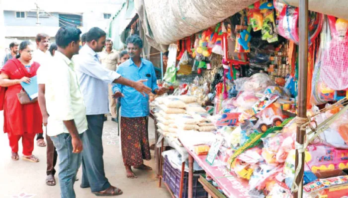 திருத்தணி முருகன் கோயிலில் ஆக்கிரமிப்பு கடைகள் அகற்றம்