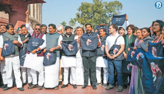 நாடாளுமன்றத்திற்கு மோடி-அதானி ஜோல்னா பையுடன் வந்த எம்பிக்கள்: 2வது நாளாக வித்தியாச போராட்டம்