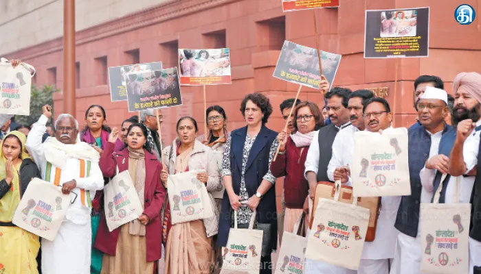 நாடாளுமன்ற வளாகத்தில் வங்கதேச இந்துக்களுக்கு ஆதரவாக பிரியங்கா காந்தி போராட்டம்