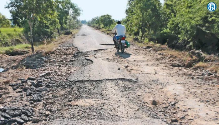 சூனாம்பேட்டில் தாழ்வான பகுதிகளில் சேதமடைந்த சாலைகள்: உயர் மட்ட மேம்பாலம் அமைக்க கோரிக்கை