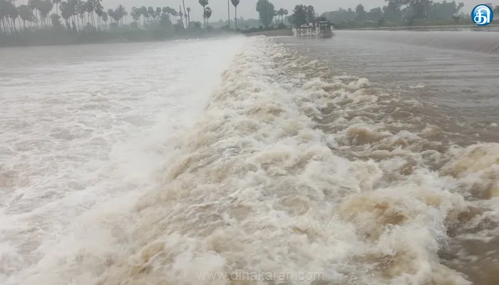 சிட்ரபாக்கம் தடுப்பனையில் சீறிப்பாயும் தண்ணீர்