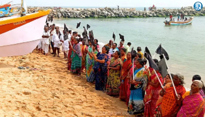 தூண்டில் பால விவகாரத்தில் தொடர் போராட்டம் அமலிநகர் மீனவர்களுக்கு ஆதரவாக 12 கிராம மீனவர்கள் வேலை நிறுத்தம்