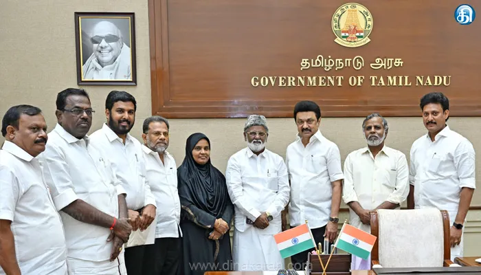 இசை முரசு நாகூர் ஹனிபா நூற்றாண்டு நினைவுப் பூங்கா: முதல்வரை நேரில் சந்தித்து அவரது குடும்பத்தினர் நன்றி