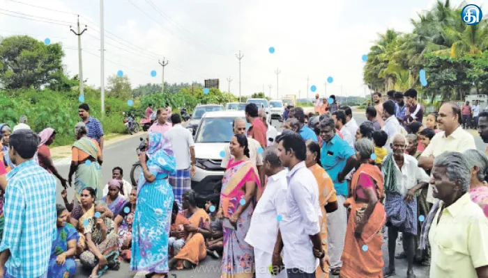 மஞ்சப்பூரில் சாலையின் நடுவே மையத்தடுப்பு அமைக்க கிராம மக்கள் எதிர்ப்பு