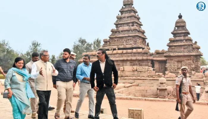 மாமல்லபுரம் கடற்கரை கோயிலை கண்டு ரசித்த ஒன்றிய தேர்தல் அதிகாரி