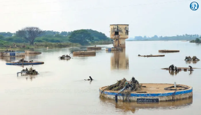 தாமிரபரணியில் வெள்ளப்பெருக்கு; உறைகிணறுகளை சீரமைக்க முடியாமல் ஊழியர்கள் திண்டாட்டம்: சீவலப்பேரியில் தண்ணீர் வரத்து குறையவில்லை