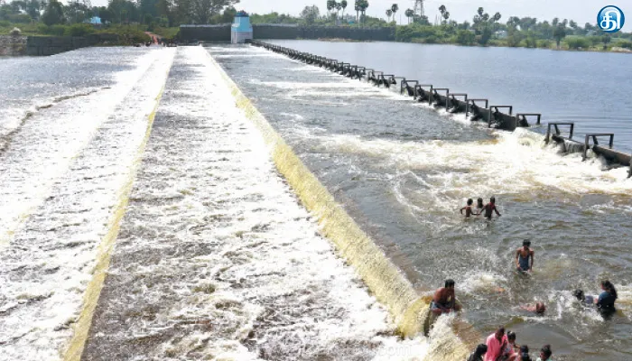 உபரிநீரில் உற்சாக குளியல் தாமரைப்பாக்கம் அணைக்கட்டு பகுதியில் போலீஸ் பாதுகாப்பு போடவேண்டும்: சமூக ஆர்வலர்கள் வலியுறுத்தல்