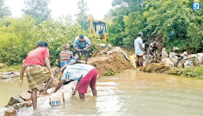 மல்லாபுரம் கிராமத்தில் தடுப்பணை சீரமைக்கப்பட்டு மீண்டும் ஏரிக்கு தண்ணீர் வந்ததால் விவசாயிகள் மகிழ்ச்சி