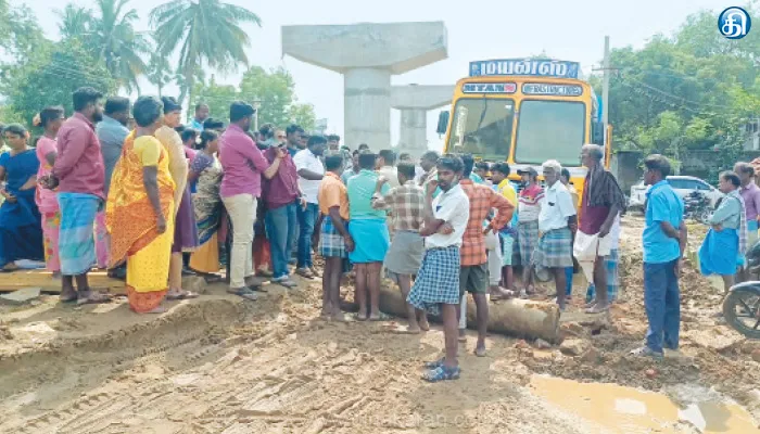 செங்கல்பட்டு அருகே சேறும் சகதியுமான சாலையை சீரமைக்க கோரி மறியல்: போலீசார் சமரசம்