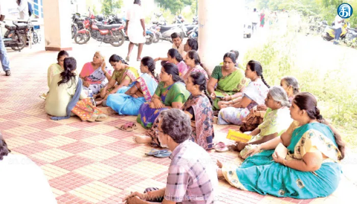 கலெக்டரிடம் மனு அளிக்க வரும் மக்களுக்கு இருக்கை வசதி செய்து கொடுக்க வலியுறுத்தல்