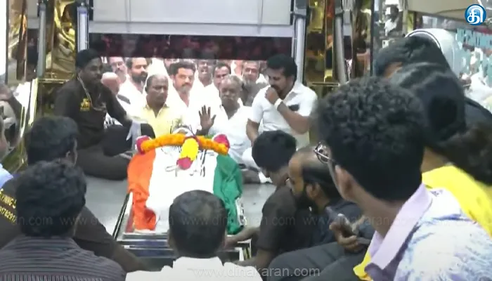 மறைந்த ஈ.வி.கே.எஸ்.இளங்கோவன் இறுதி இறுதி ஊர்வலம் தொடங்கியது.