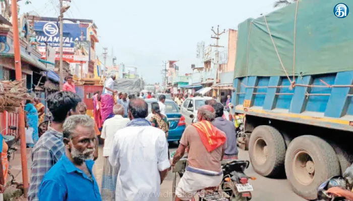 திருவையாறில் குறுகலான சாலையில் போக்குவரத்து நெரிசலால் சிக்கி தவிக்கும் வாகனங்கள்