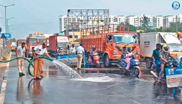 லாரியில் இருந்து கொட்டியதால் சாலையில் ஆயில் கழிவு: வழுக்கி விழுந்த வாகன ஓட்டிகள்