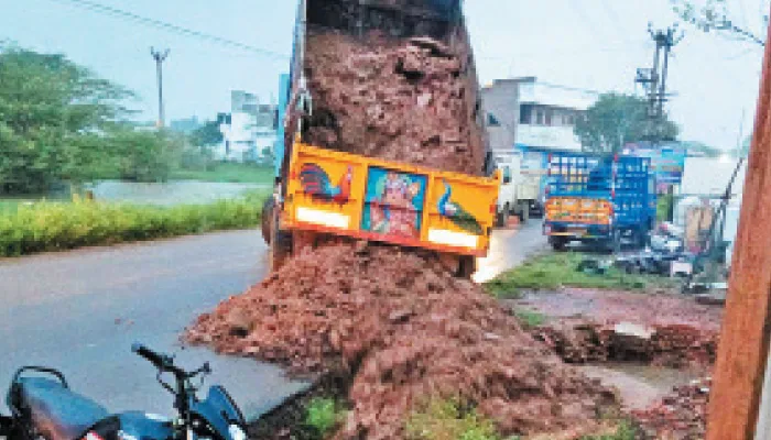 ஆரிக்கம்பேடு பகுதியில் சேதமடைந்த சாலைகளை சீரமைக்கும் பணி தீவிரம்