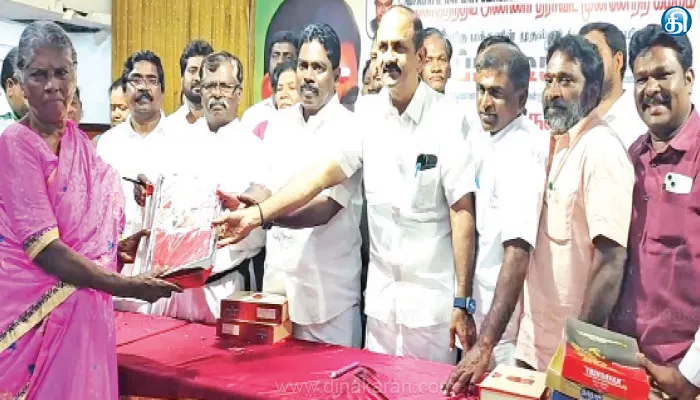 திருவள்ளூர் மேற்கு மாவட்ட அதிமுக சார்பில் கிறிஸ்துமஸ் முன்னிட்டு நல திட்ட உதவிகள்: முன்னாள் அமைச்சர்கள் வழங்கினர்