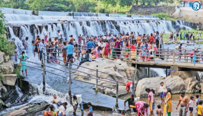 கொடிவேரி அணையில் குவிந்த சுற்றுலா பயணிகள்