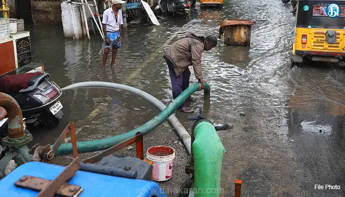 நந்தியம்பாக்கம் ஊராட்சியில் மழைநீரை அகற்றும் பணி