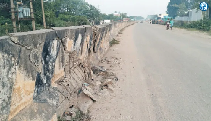 பெருவாயில் – ஏலியம்பேடு சாலையில் உடைந்து கிடக்கும் சென்டர் மீடியனால் விபத்து அபாயம்: வாகன ஓட்டிகள் கடும் அவதி