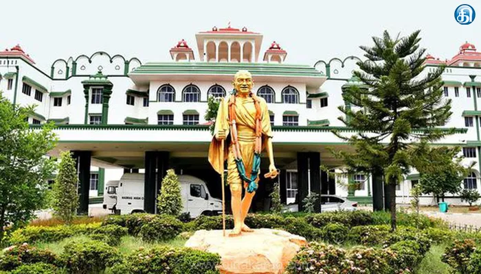 கட்சி கொடி மரங்களை ஏன் அகற்ற கூடாது?: ஐகோர்ட் கிளை கேள்வி
