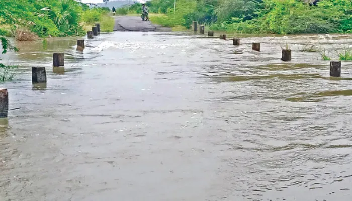 கட்டியாம்பந்தல் கிராமத்தில் தரைப்பாலங்கள் நீரில் மூழ்கியதால் போக்குவரத்து துண்டிப்பு: உயர்மட்ட மேம்பாலம் அமைக்க வலியுறுத்தல்