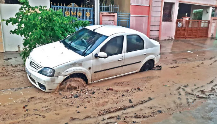 காஞ்சிபுரம் செவிலிமேடு பகுதியில் பாதாள சாக்கடை திட்ட கால்வாயில் சிக்கிய கார்: வாகன ஓட்டிகள், பொதுமக்கள் கடும் அவதி