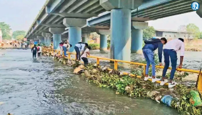 வெள்ளப்பெருக்கால் மூழ்கிய தரைப்பால தடுப்பு கம்பி வழியாக மாணவர்கள் ஆபத்தான பயணம்