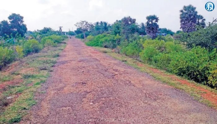 திருமயம் அருகே ஜல்லி கற்கள் பெயர்ந்து கிடக்கும் சாலையை சீரமைக்க வேண்டும்