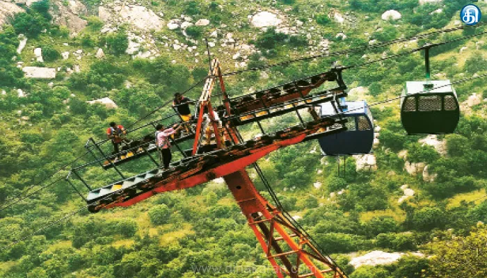 சோளிங்கர் லட்சுமி நரசிம்ம சுவாமி கோயிலில் ரோப்கார் பராமரிப்பு பணி தீவிரம்: நாளை மறுநாள் முதல் வழக்கம்போல் இயங்கும்