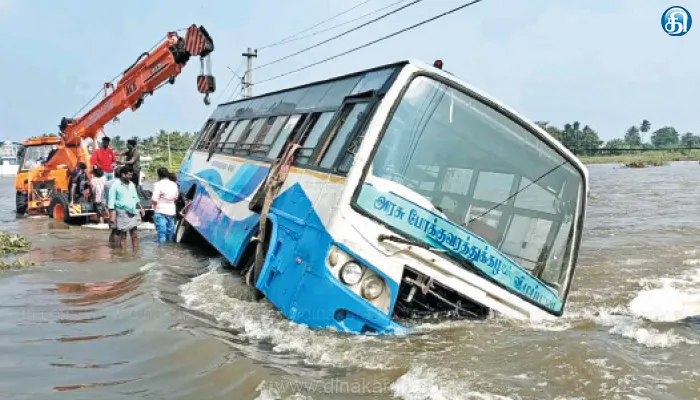 மதுராந்தகம் அருகே இரு இடங்களில் வெள்ளத்தில் சிக்கிய பஸ்கள் மீட்பு