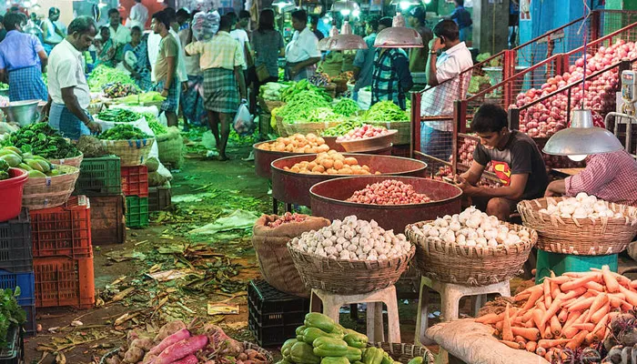 சென்னை கோயம்பேடு சந்தையில் வரத்து அதிகரிப்பால் அதிரடியாக குறைந்த வெங்காயம், தக்காளி, பூண்டு விலை: ரூ.60 முதல் ரூ.70 வரை விலை குறைவு