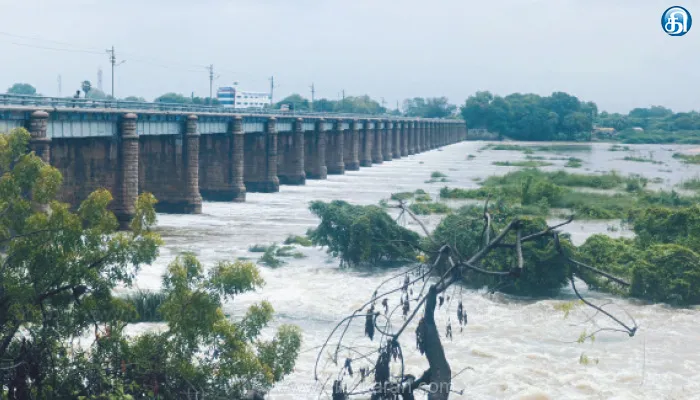 ஸ்ரீவைகுண்டம் தாமிரபரணி ஆற்றில் இருந்து கடலுக்கு வீணாகிச் செல்லும் 20 ஆயிரம் கனஅடி தண்ணீர்