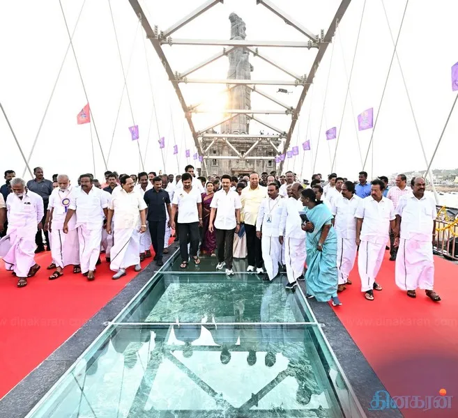 திருவள்ளுவர் சிலையை விவேகானந்தர் பாறையுடன் இணைக்கும் கண்ணாடிப் பாலம்