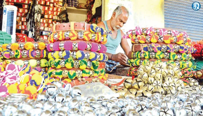 ஜல்லிக்கட்டு, மஞ்சுவிரட்டில் களமாடும் காளைகளை அலங்கரிக்க கழுத்து மணி, சலங்கைகள் தயாரிப்பு