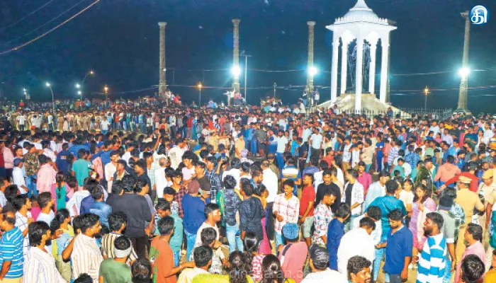 புதுச்சேரி, குமரி கடற்கரையில் புத்தாண்டு கொண்டாட்டம் கோலாகலம்