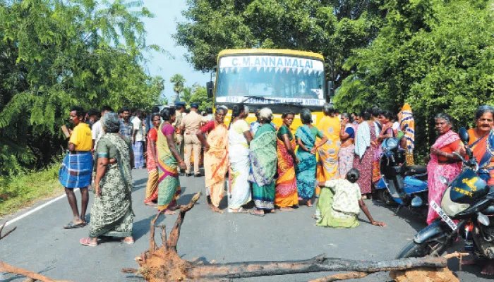பள்ளிப்பட்டு சாலையில் விவசாயி பலி; கல்லூரி பேருந்தை சிறைபிடித்து மக்கள் மறியல்: டிரைவர் கைது