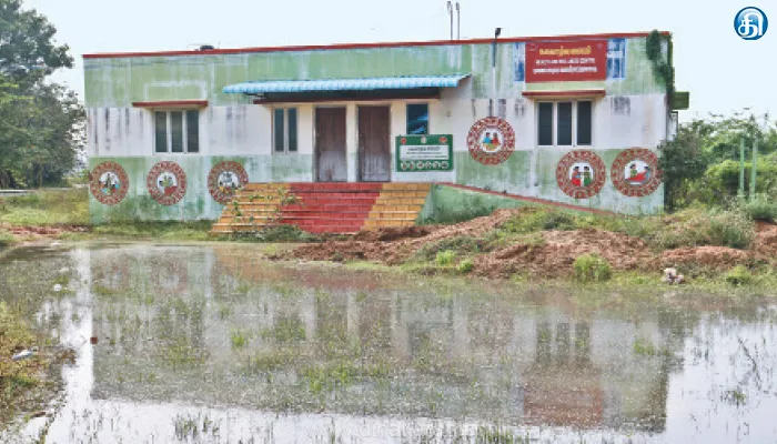 தொளவேடு கிராமத்தில் சுகாதார நிலையத்தை மழைநீர் சூழ்ந்தது
